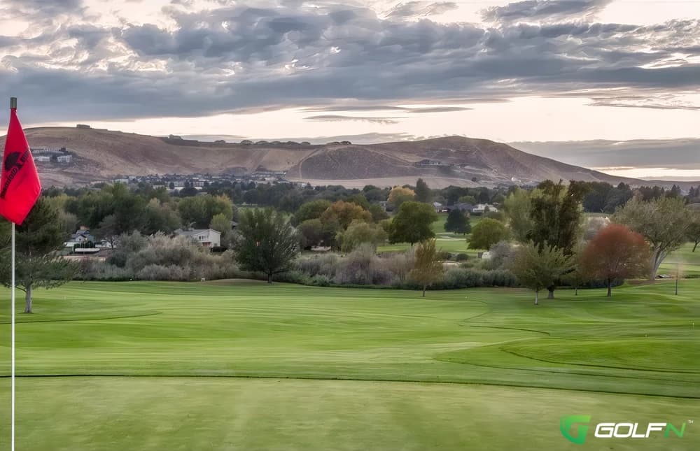 Meadow Springs Country Club in Richland, Washington — private, 18-hole golf course, designed by Robert Muir Graves (1973)