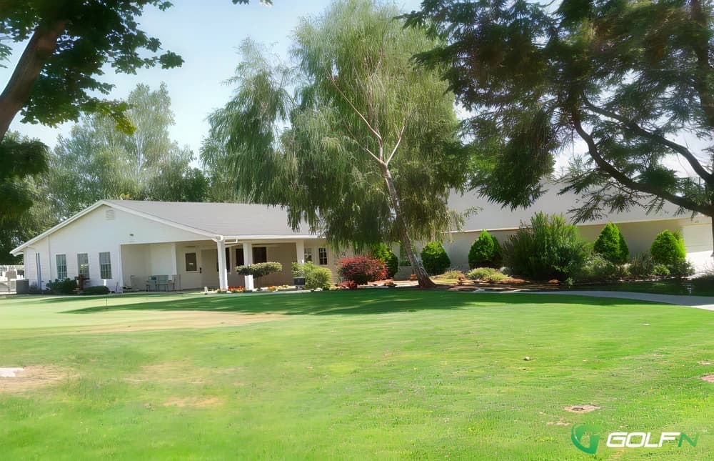 Mt. Adams Country Club in Toppenish, Washington — semi-private, 18-hole golf course
