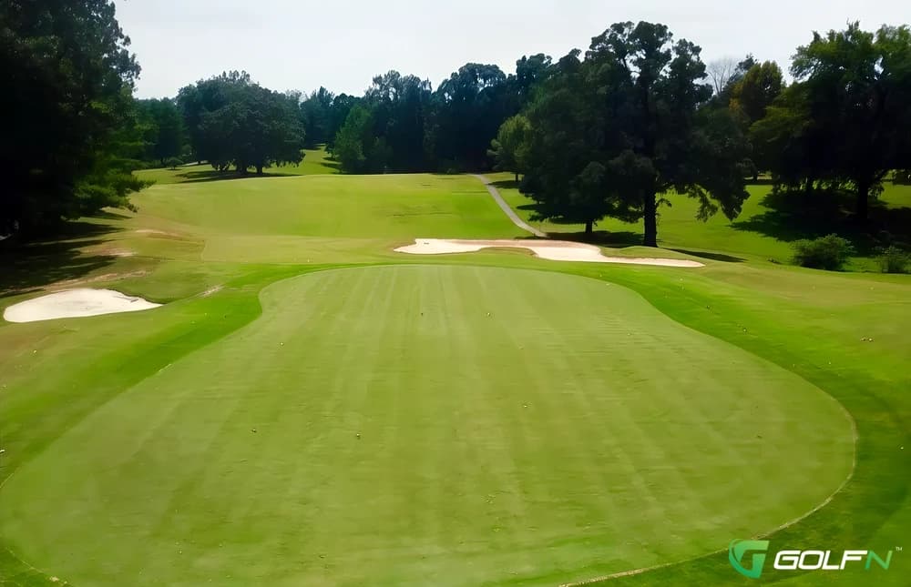 Hopkinsville Golf & Country Club in Hopkinsville, Kentucky — private, 18-hole golf course, designed by John Darrah (1970)