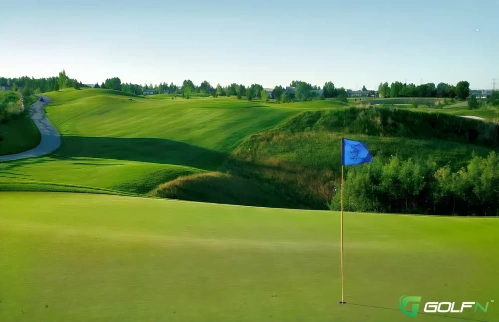 Lynx Ridge Golf Club in Calgary, Alberta — public, 18-hole golf course, designed by Bill Newis (2000)