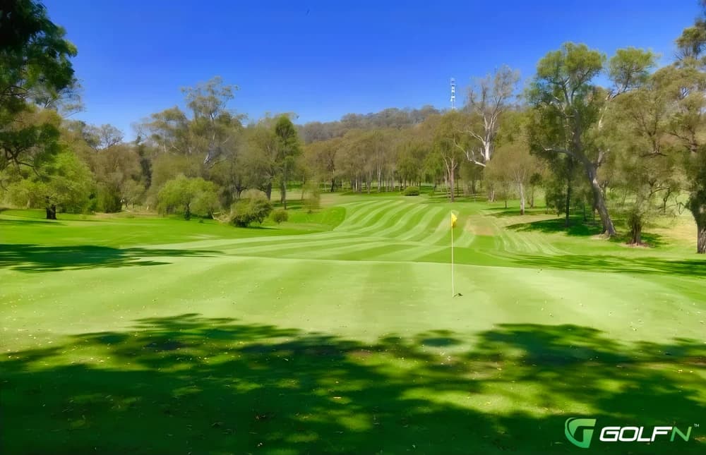 Bega Country Club in Tarraganda, New South Wales β semi-private, 18-hole golf course