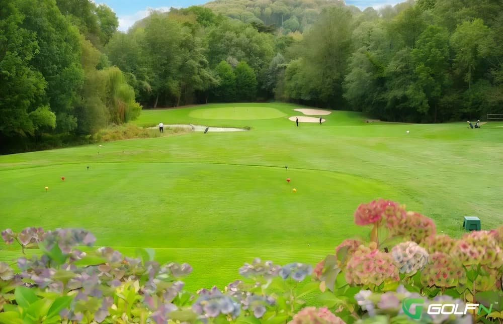 Lawrence Yacht & Country Club in Lawrence, New York — semi-private, 18-hole golf course, designed by James Braid (1932)