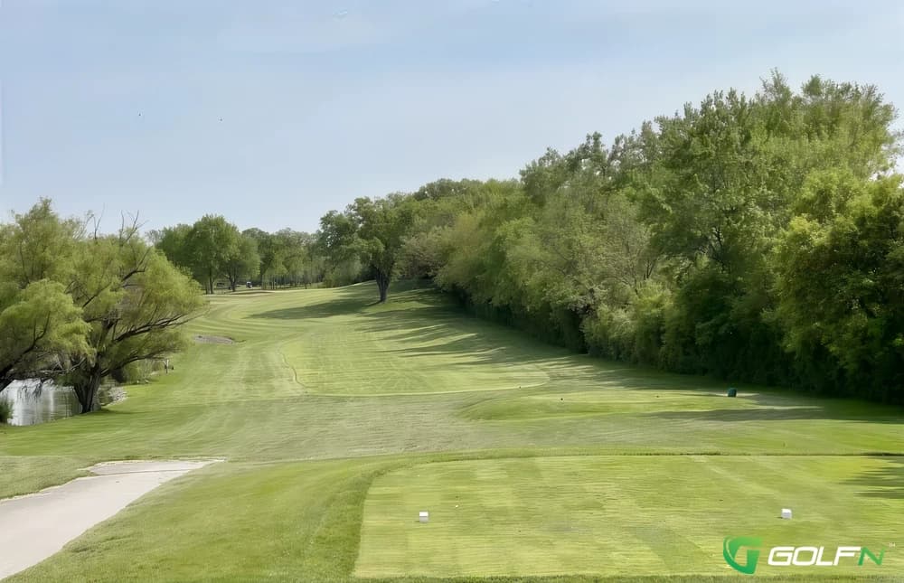 Oak Hills Country Club in Palos Heights, Illinois — semi-private, 9-hole golf course, designed by Larry Packard (1974)