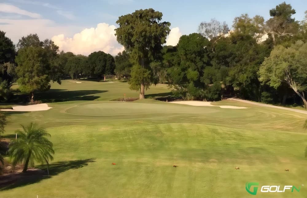 Cypress Run Golf Club in Tarpon Springs, Florida — private, 18-hole golf course, designed by Larry Packard (1981)
