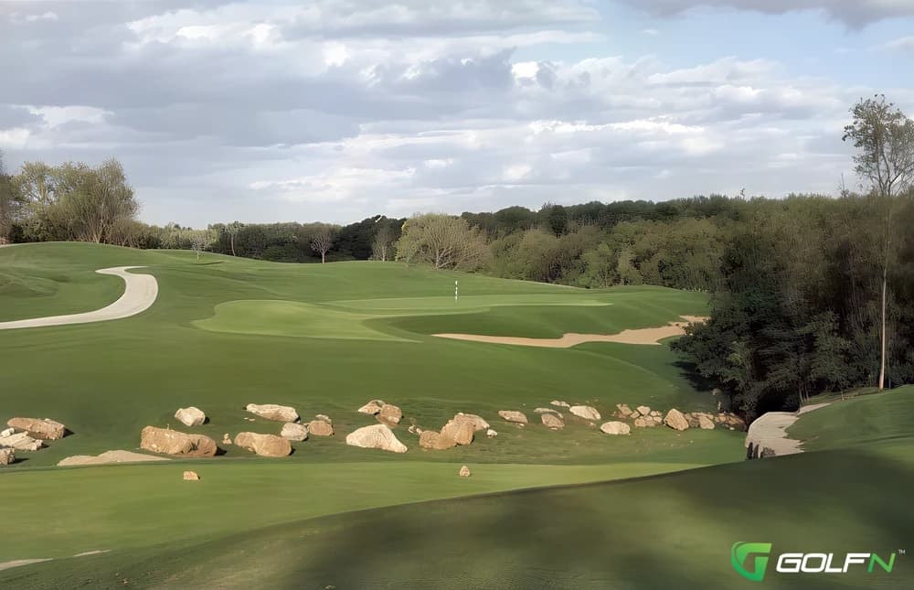 Falcon Valley Golf Course in Lenexa, Kansas — public, 18-hole golf course, designed by Craig Schreiner (2002)