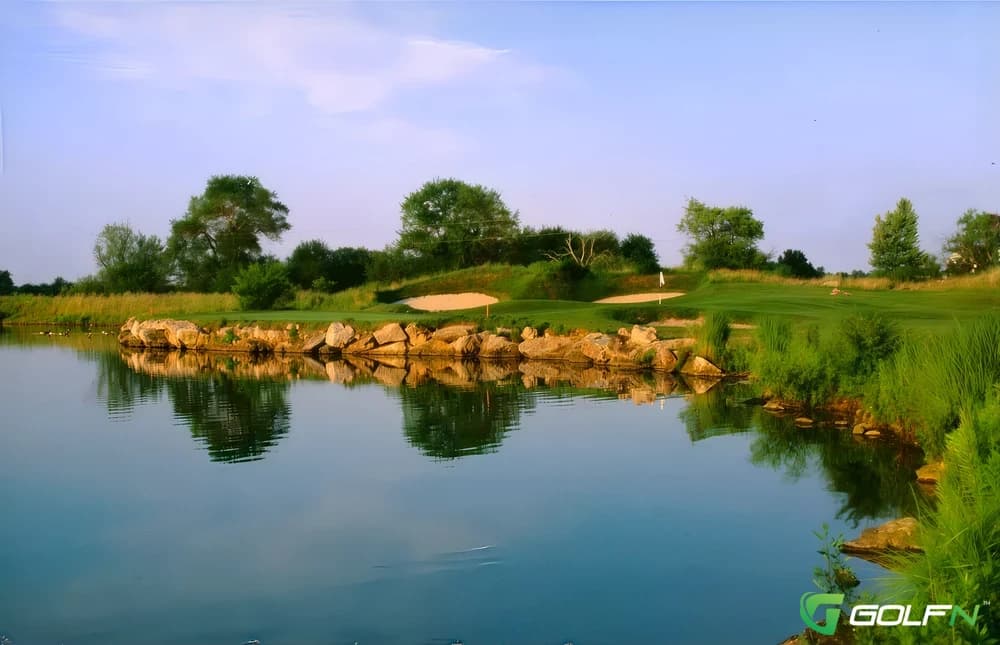 Raspberry Falls Golf & Hunt Club in Leesburg, Virginia — semi-private, 18-hole golf course, designed by Gary Player
(1996)