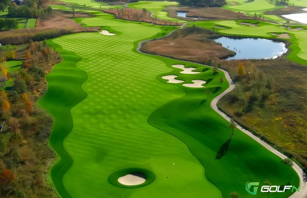 Thunderhawk Golf Club in Beach Park, Illinois — public, 18-hole golf course, designed by Robert Trent Jones, Jr. (1999)
