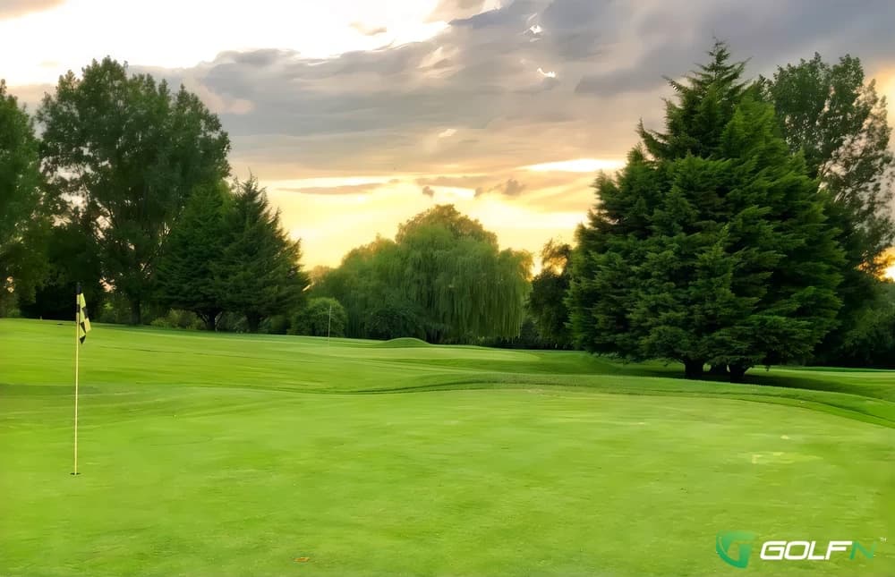 Ivinghoe Golf Club in Near Leighton Buzzard, England — semi-private, 18-hole golf course