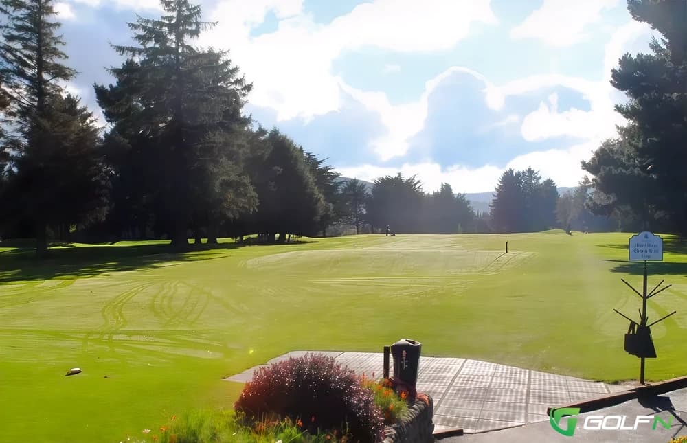 Edmondstown Golf Club in Rathfarnham, Dublin โ private, 18-hole golf course, designed by Craig Cooke (2002)
