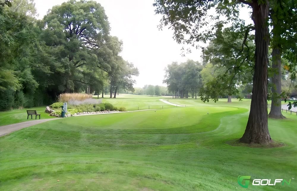 Deerfield Golf Club in Riverwoods, Illinois — public, 18-hole golf course, designed by Roger Packard