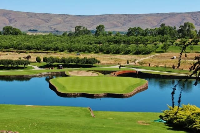 Apple Tree Golf Course in Yakima, Washington — resort, 18-hole golf course, designed by John Steidel