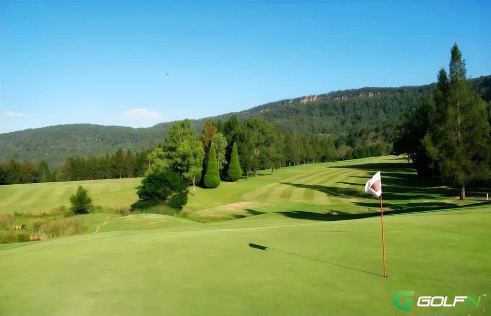 Kangaroo Valley Country Club in Kangaroo Valley, New South Wales β public, 18-hole golf course