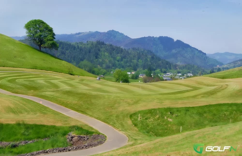 Cougar Canyon Golf Course in Myrtle Creek, Oregon — public, 18-hole golf course, designed by Graham Cooke (1997)