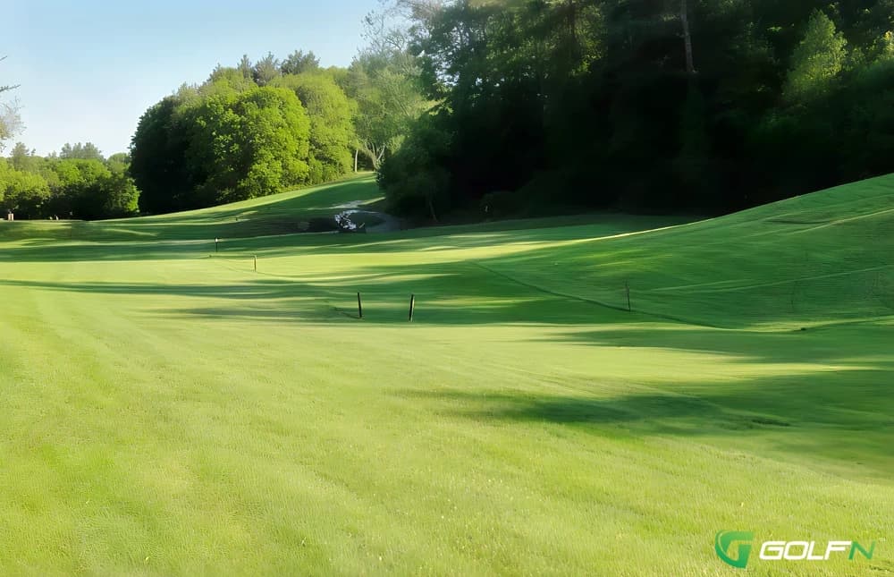 Woodstock Golf Course in Woodstock, Connecticut — public, 9-hole golf course, designed by Every hole benefits from this kind of ground movement. The first five holes are all short, somewhat straightforward, and without great difficulties, so it makes sense that the course‚Äôs website calls this a ‚Äúfacility that serves the needs of golfers of all skill levels with an emphasis on novice and high handicap golfers.‚Äù For lower handicap players, it is six through nine that supply the spark.