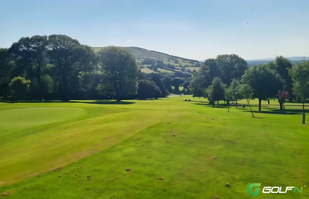 Baltinglass Golf Club in Baltinglass, Carlow โ public, 18-hole golf course, designed by Eddie Connaughton (1928)
