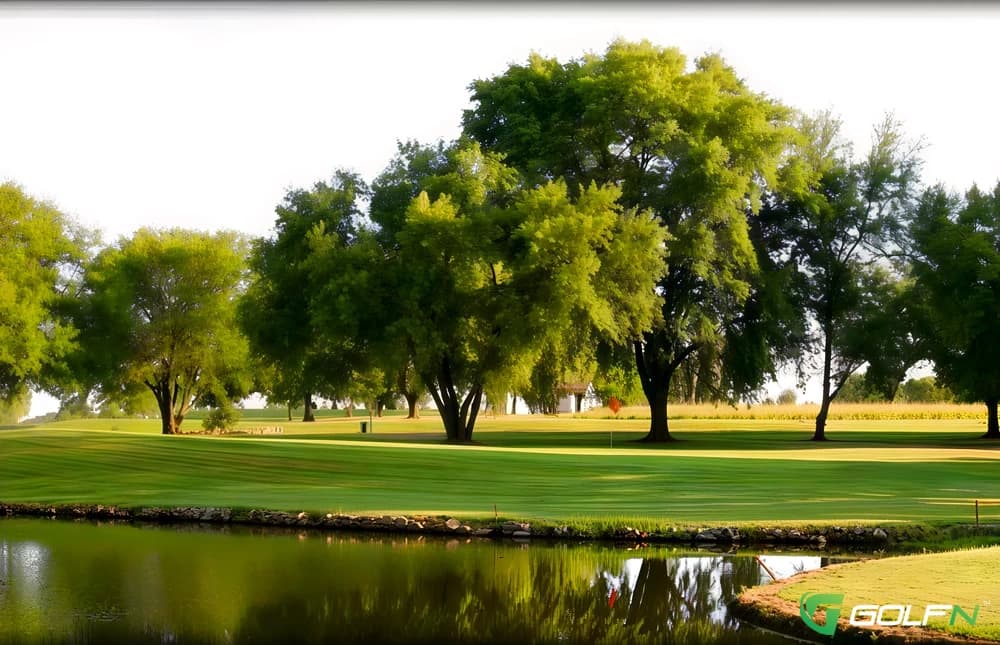 Rolling Hills Country Club in Versailles, Missouri — semi-private, 18-hole golf course